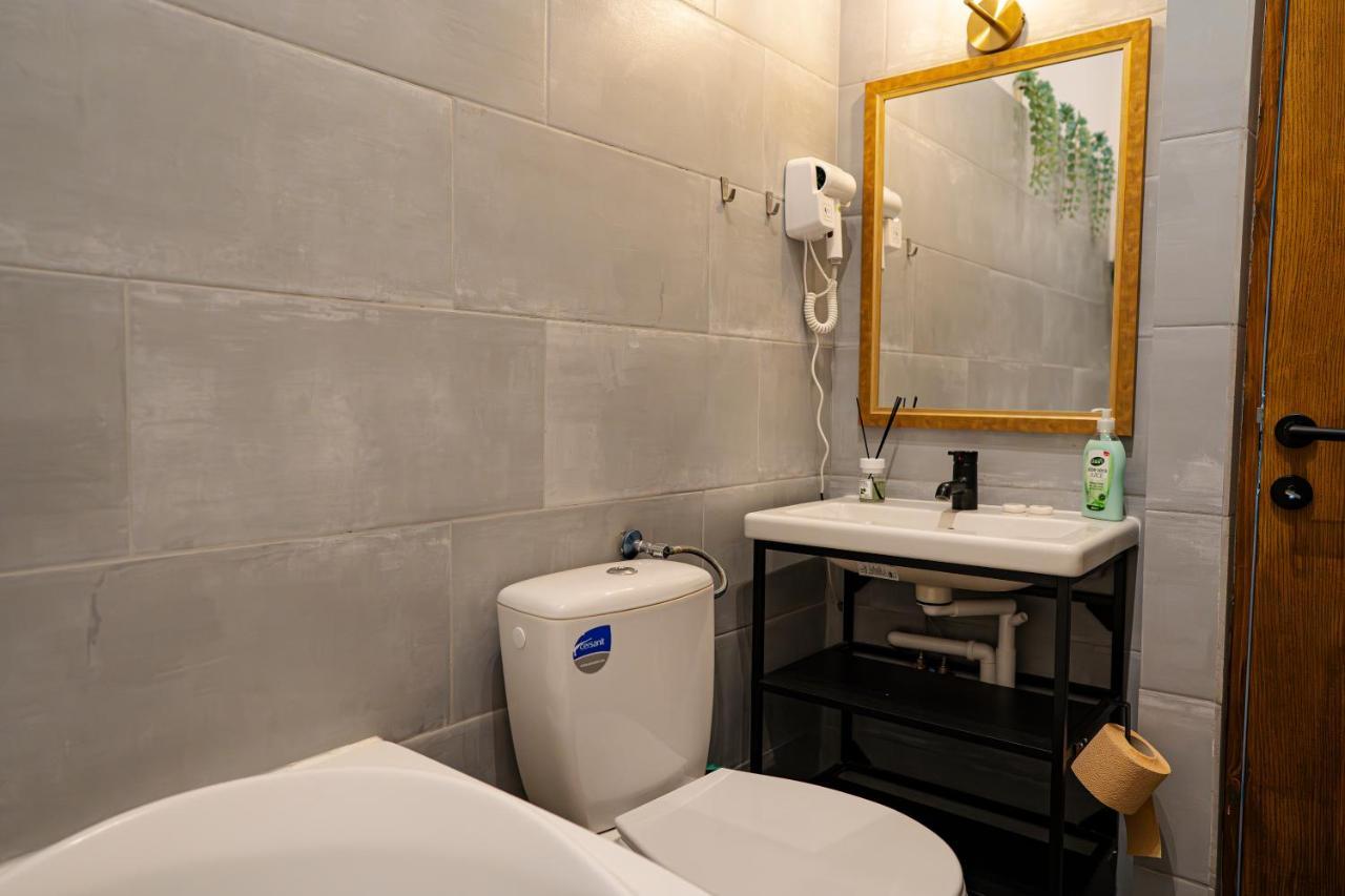 Old Town Jacuzzi Studio Bucharest Luaran gambar