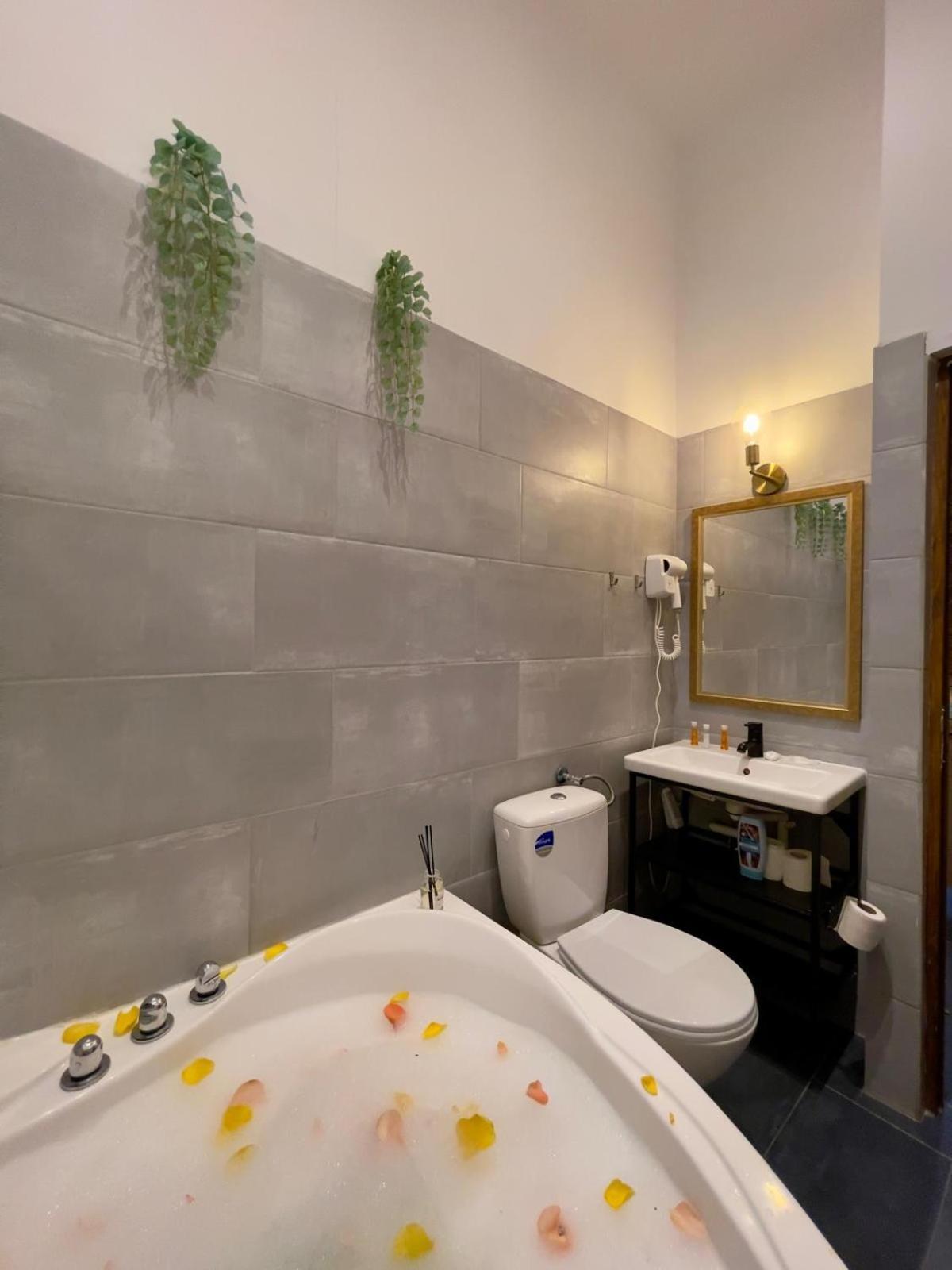 Old Town Jacuzzi Studio Bucharest Luaran gambar