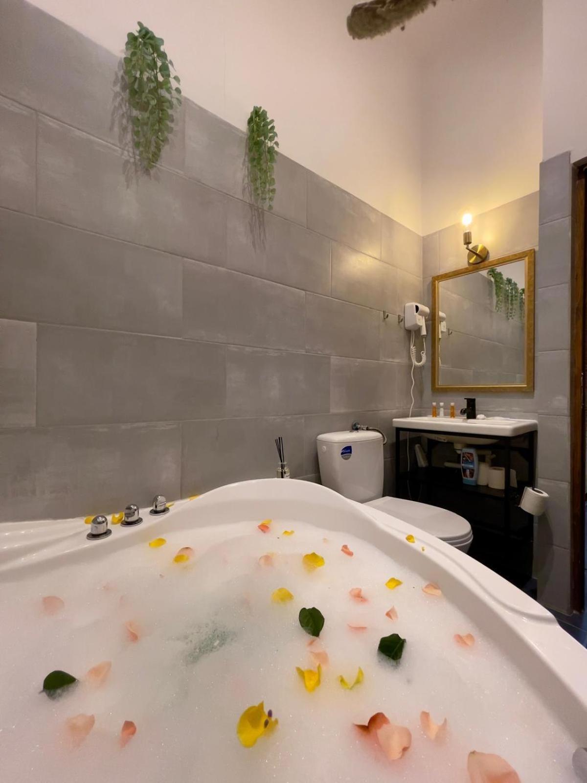 Old Town Jacuzzi Studio Bucharest Luaran gambar