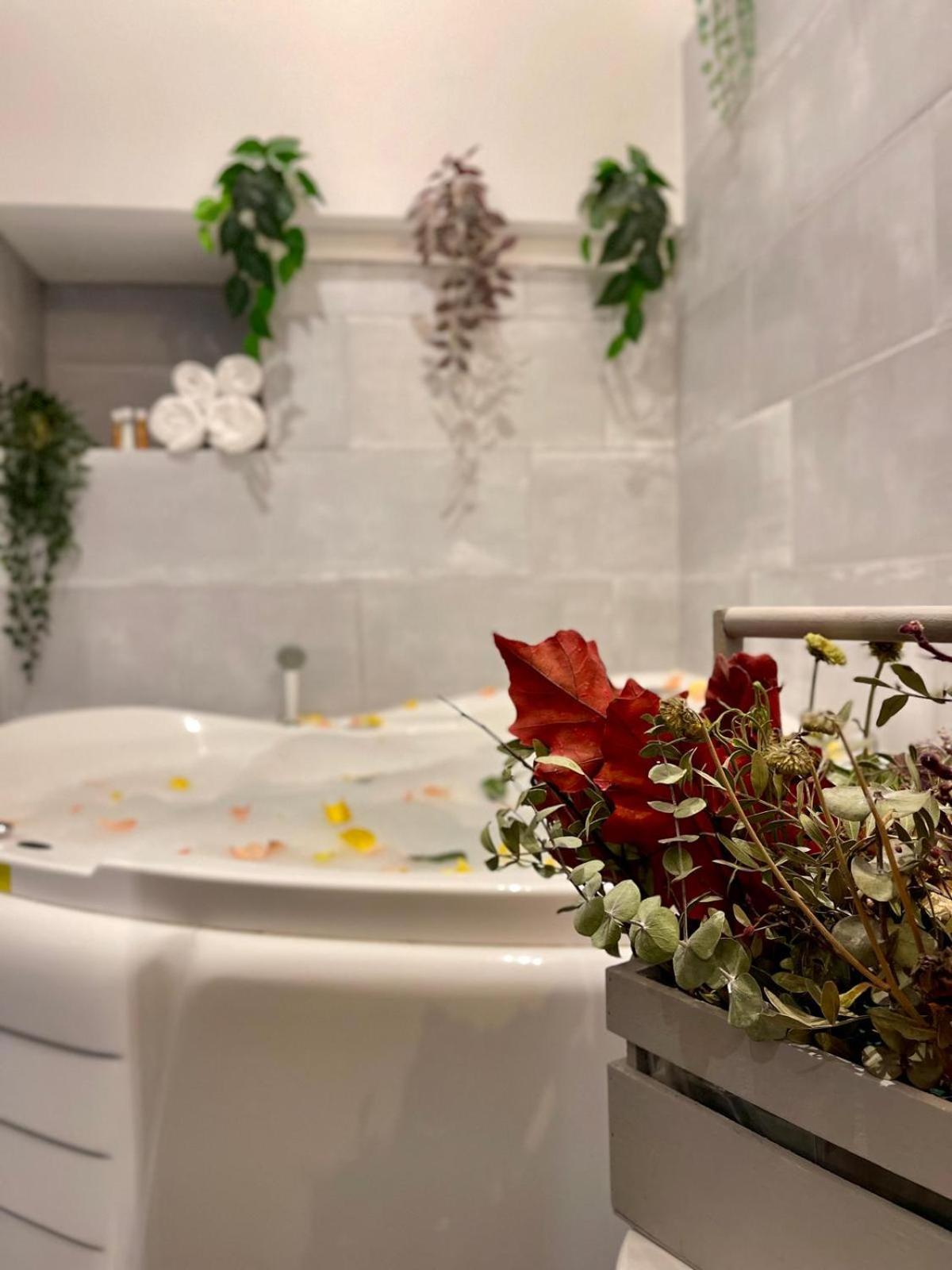 Old Town Jacuzzi Studio Bucharest Luaran gambar